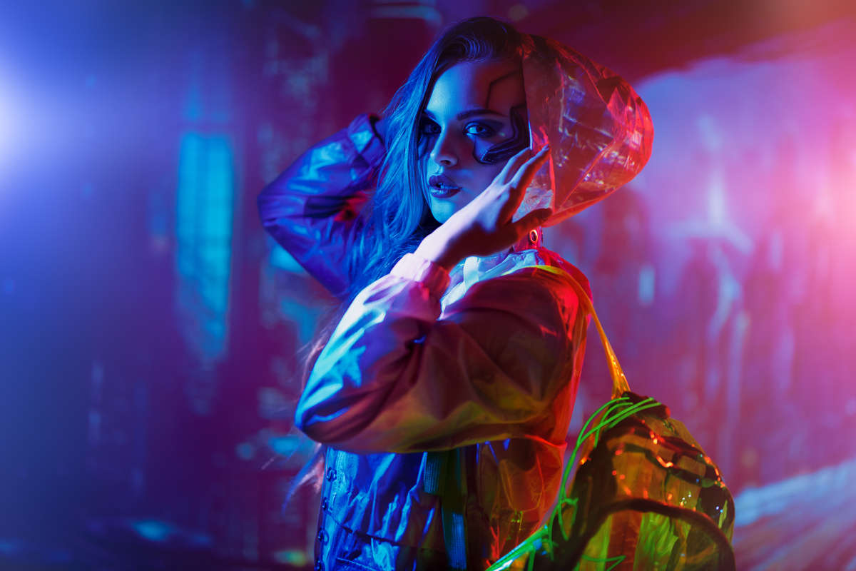modella con abiti colorati