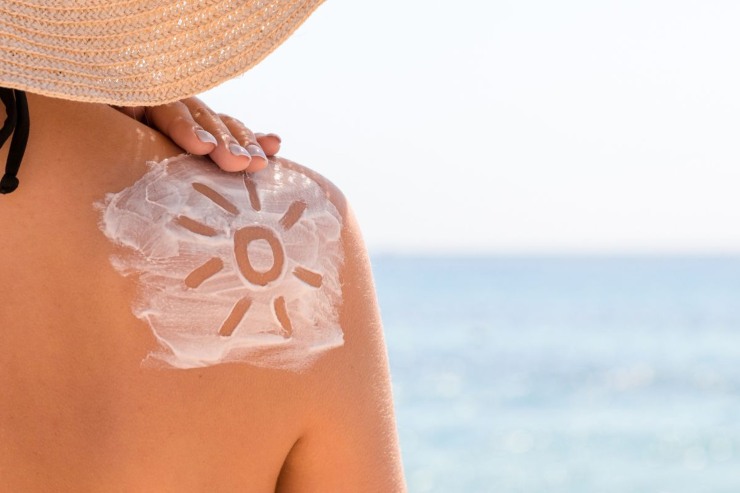 persona di spalle con crema solare
