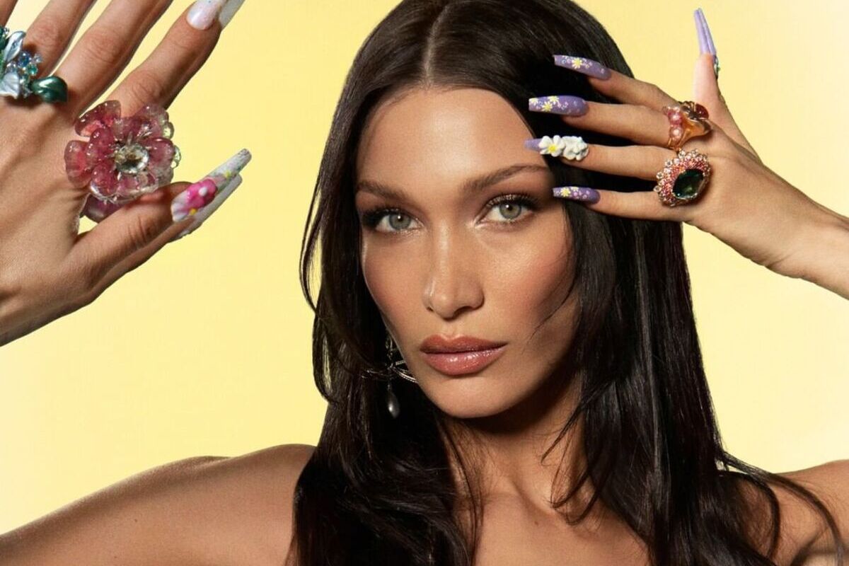 primo piano bella hadid con unghie lunghe 3d floreali color lavanda