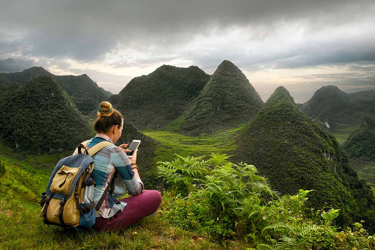 Ragazza seduta a osservare le alture del Vietnam in solitudine