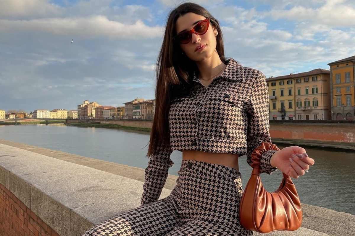 Ragazza con mini bag Shein