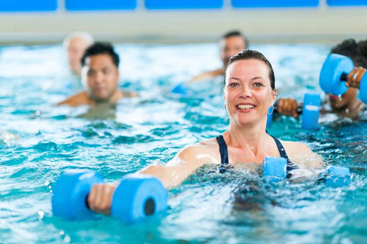 donna che pratica acquagym