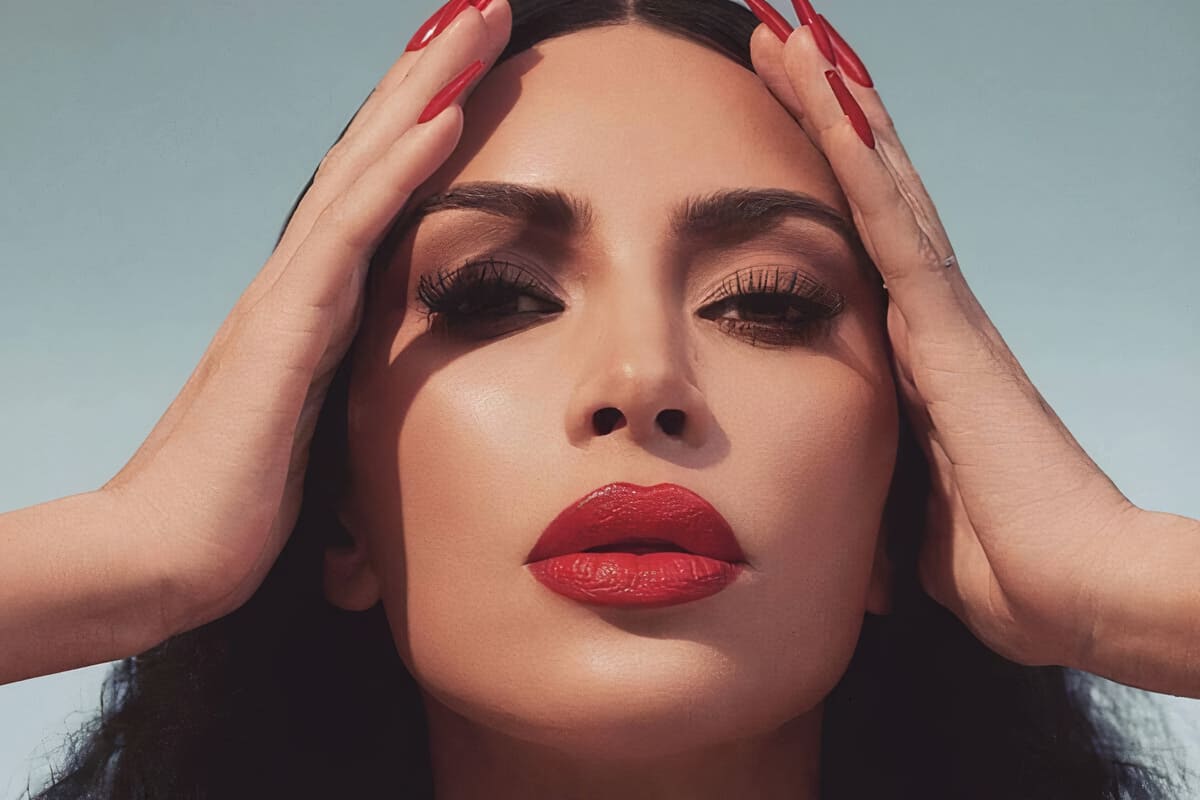 primo piano Kim Kardashian con rossetto ed unghie rosse
