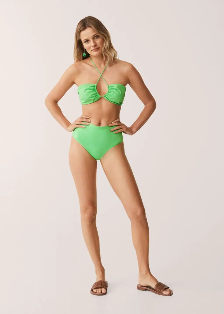 modella con bikini verde a vita alta Mango