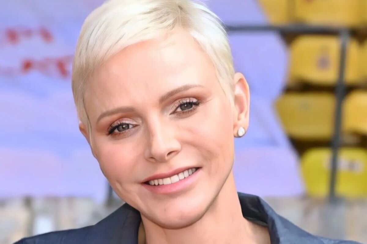 primo piano charlene di monaco con capelli corti biondo platino