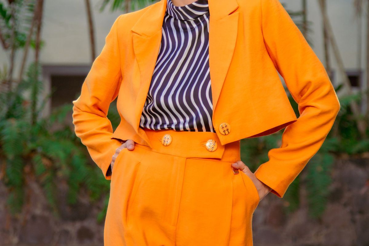 outfit con tailleur arancione e blusa blu