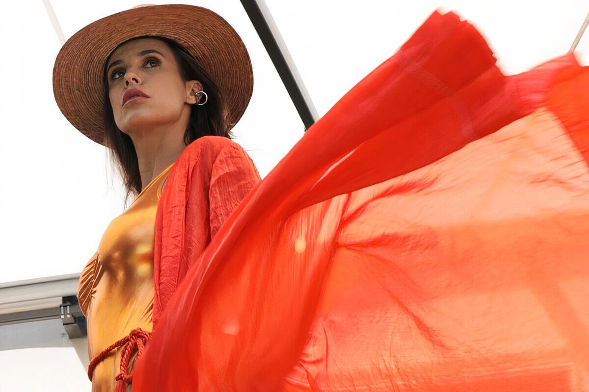 Elisabetta Canalis posa con cappello di paglia, costume intero e kimono arancio