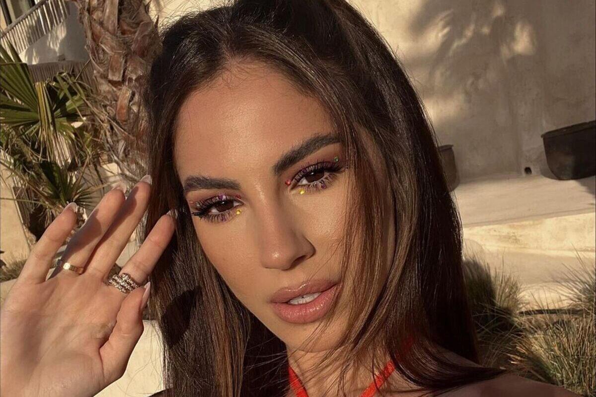 primo piano Giulia de Lellis con trucco caldo ed applicazioni strass colorati tridimensionali