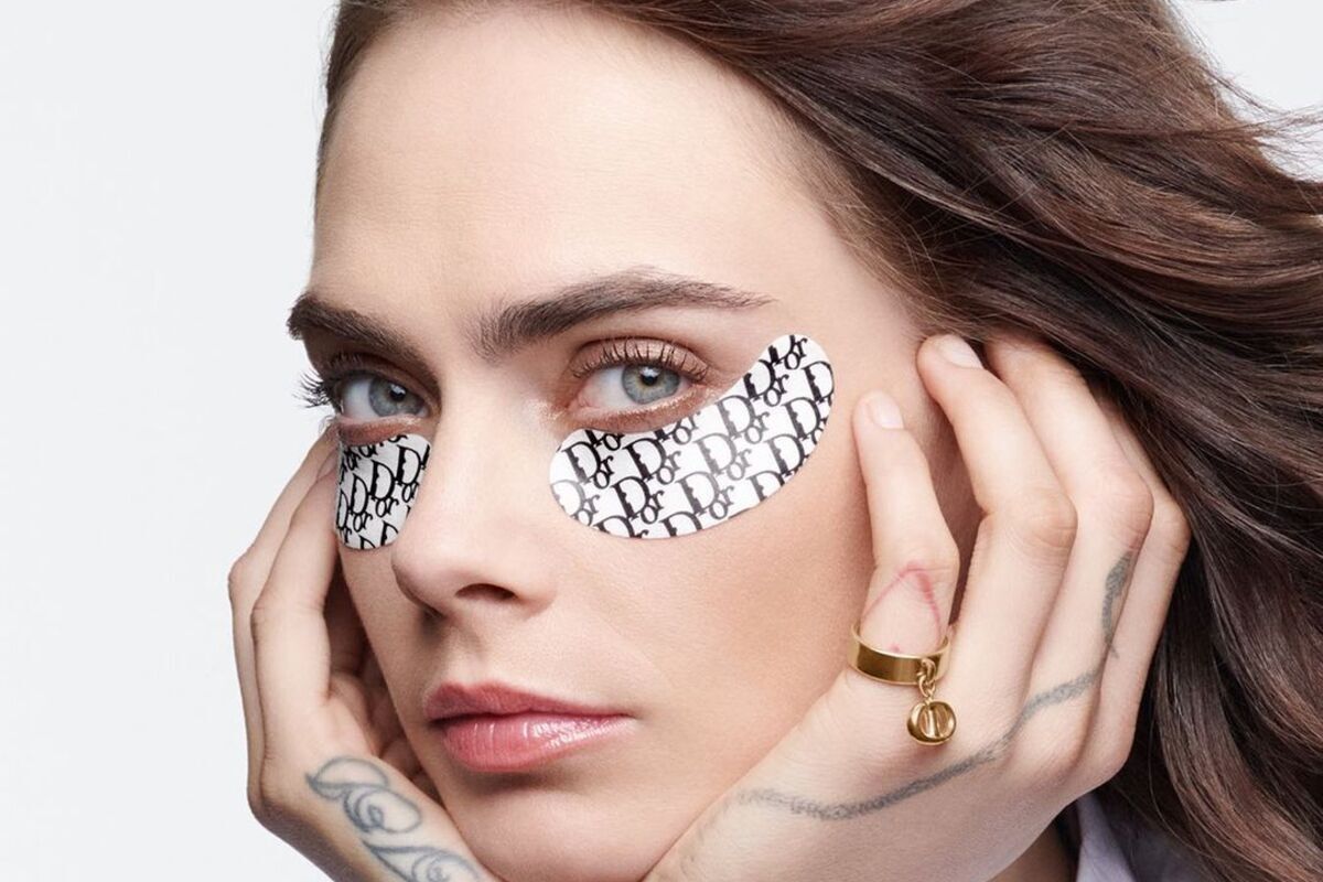 Cara Delevigne con patches contorno occhi