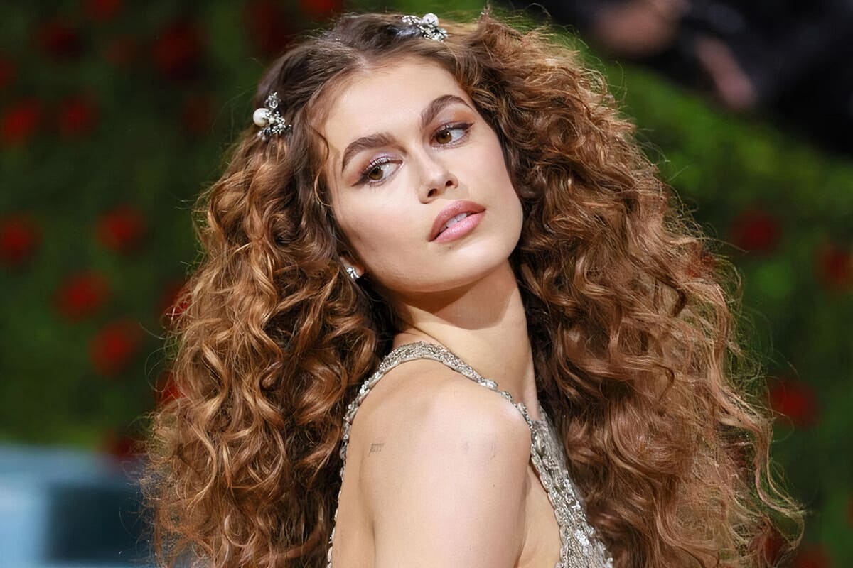kaia gerber ai met gala con capelli lunghissimi e ricci voluminosi