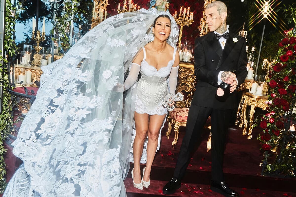 Kourtney Kardashian e Travis Barker all'altare sorridenti