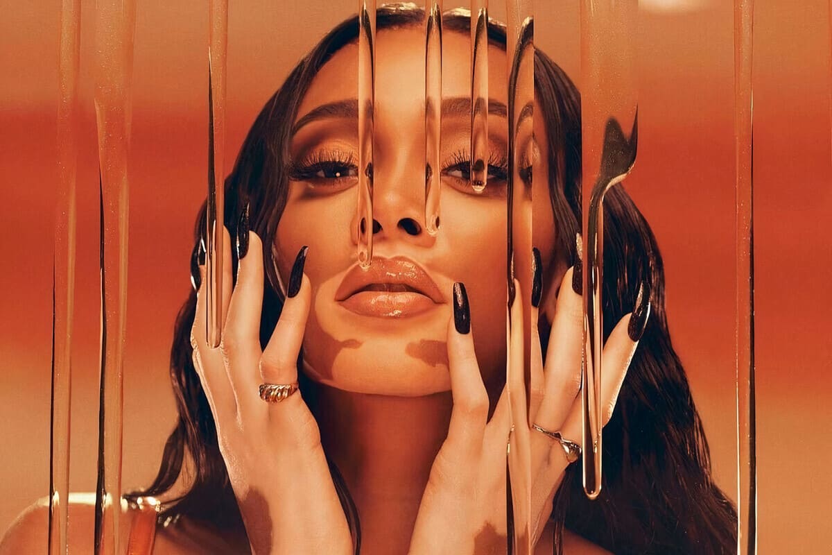 Winnie Harlow primo piano su sfondo aranciato