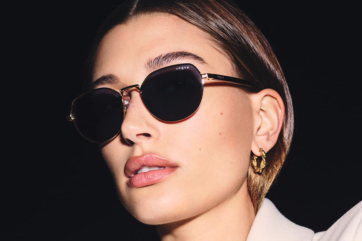 Primo piano Hailey Bieber per la sua collezione Voge Eyewear