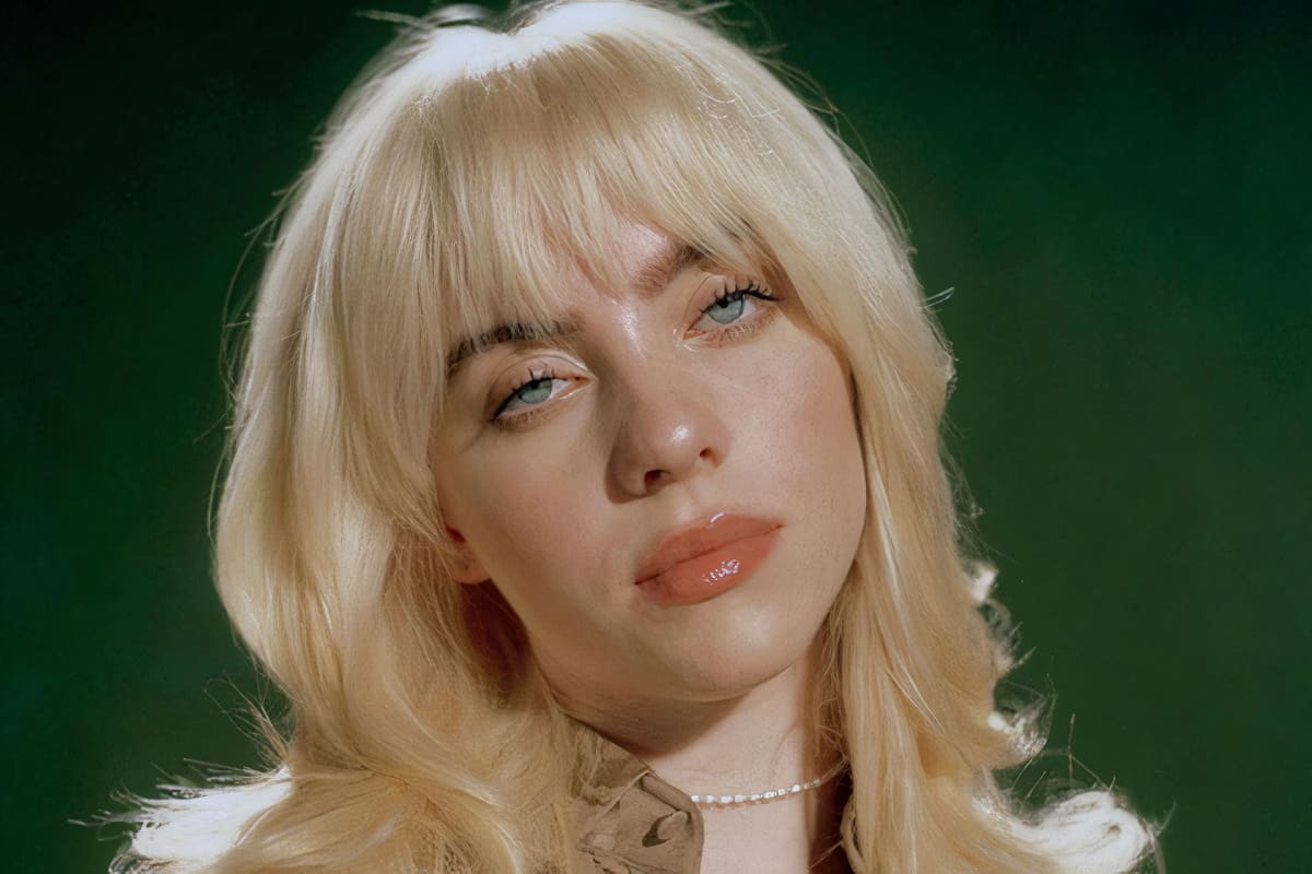 Billie Eilish con capelli biondi medi stile Octopus Hair