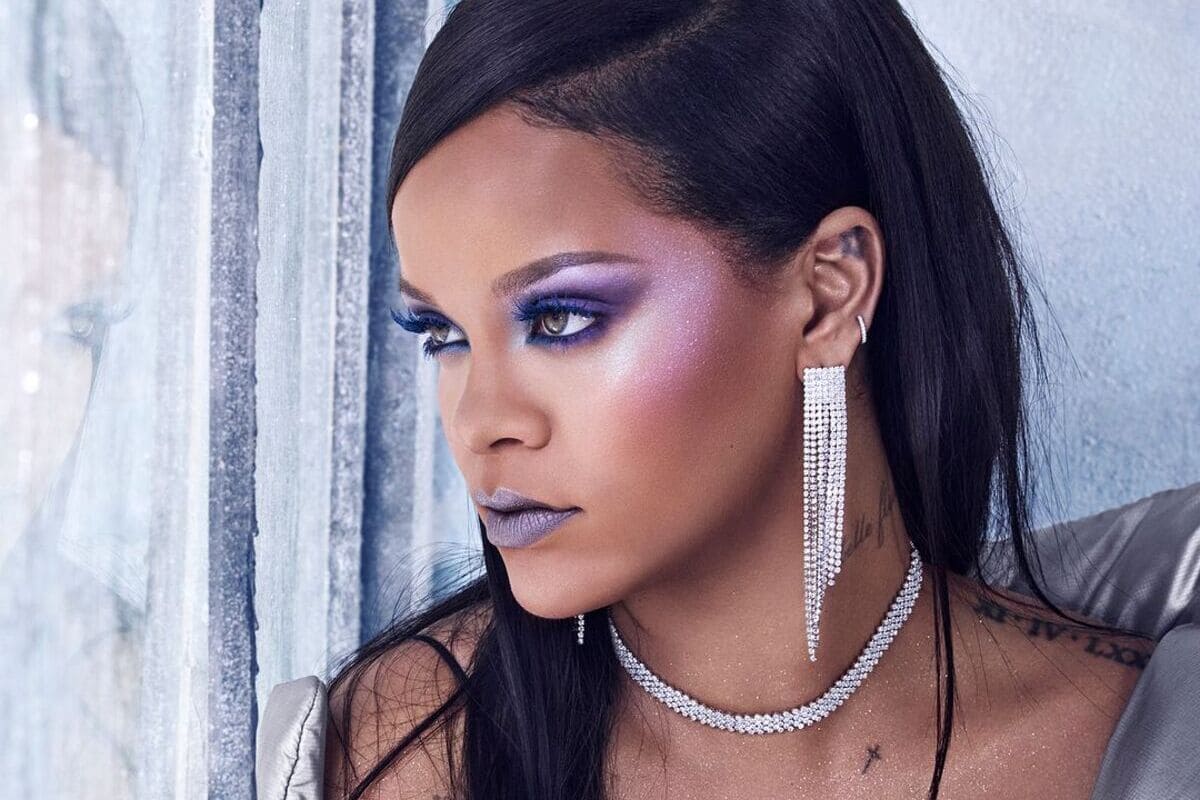 primo piano rihanna tre quarti con make-up viola
