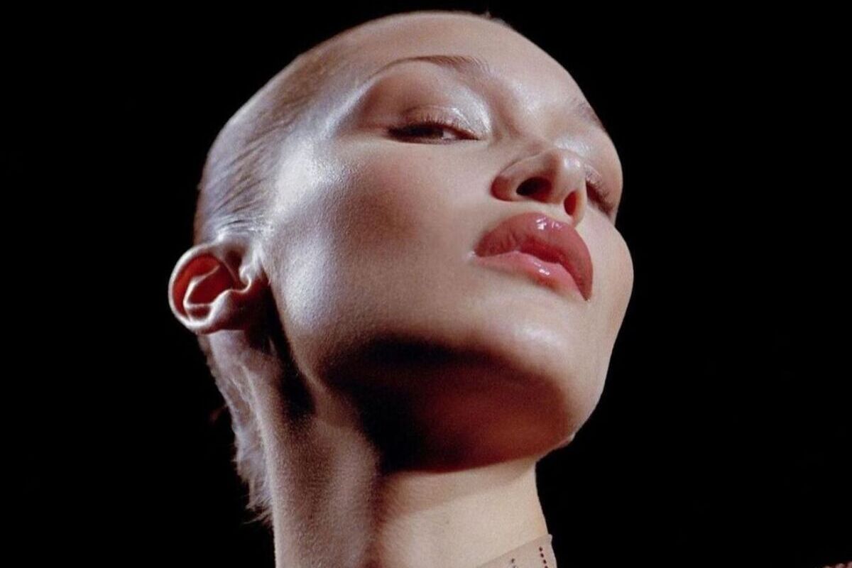Skinny Brows, torna la tendenza sopracciglia più controversa di sempre