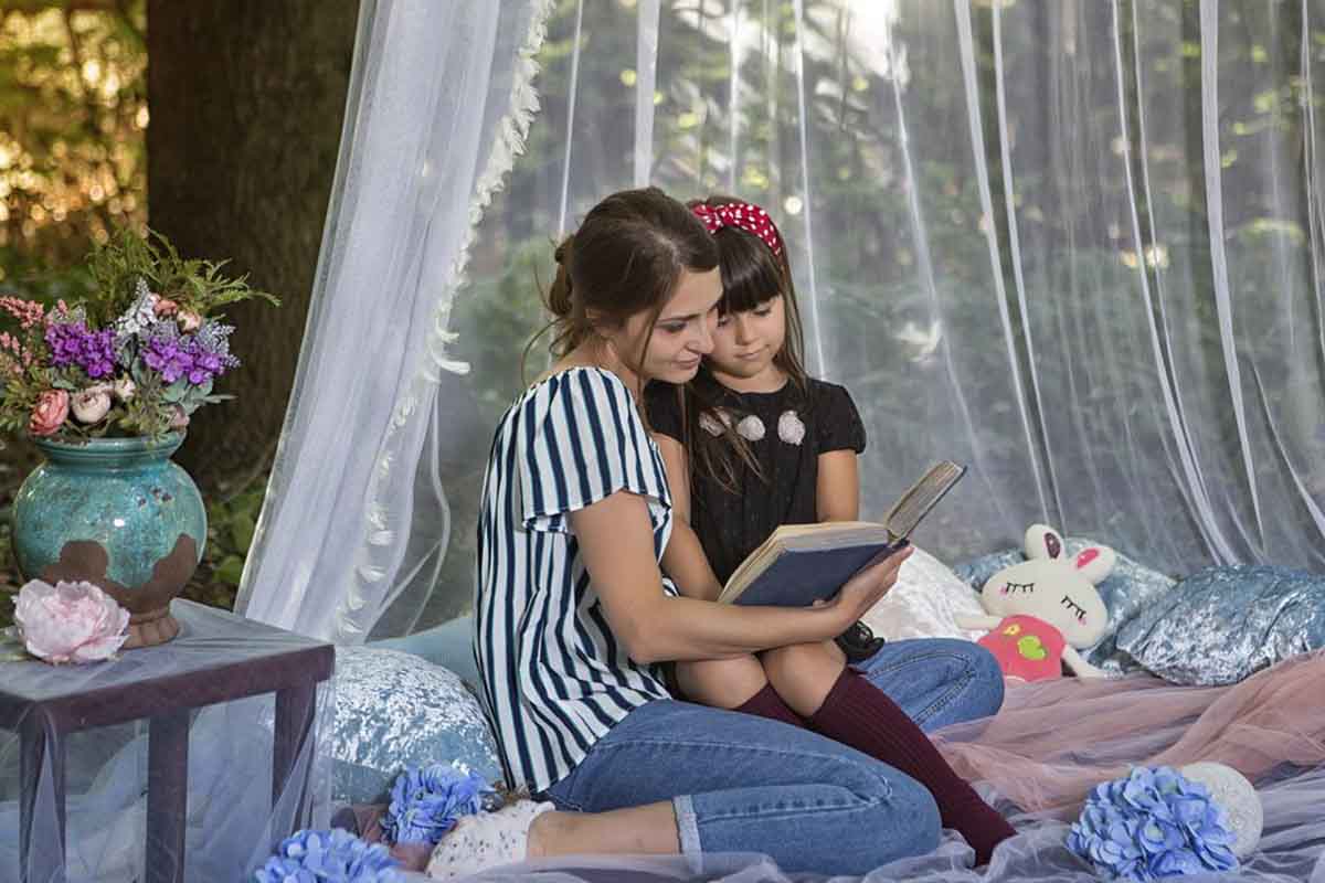 madre e figlia leggono un libro