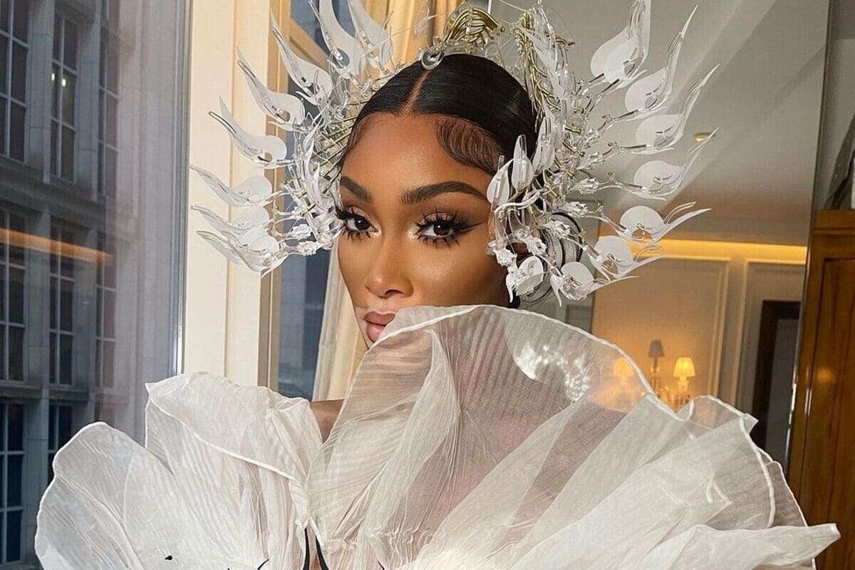 winnie harlow ai met gala 2022 con grande "diadema" di cristalli e make-up bronzato