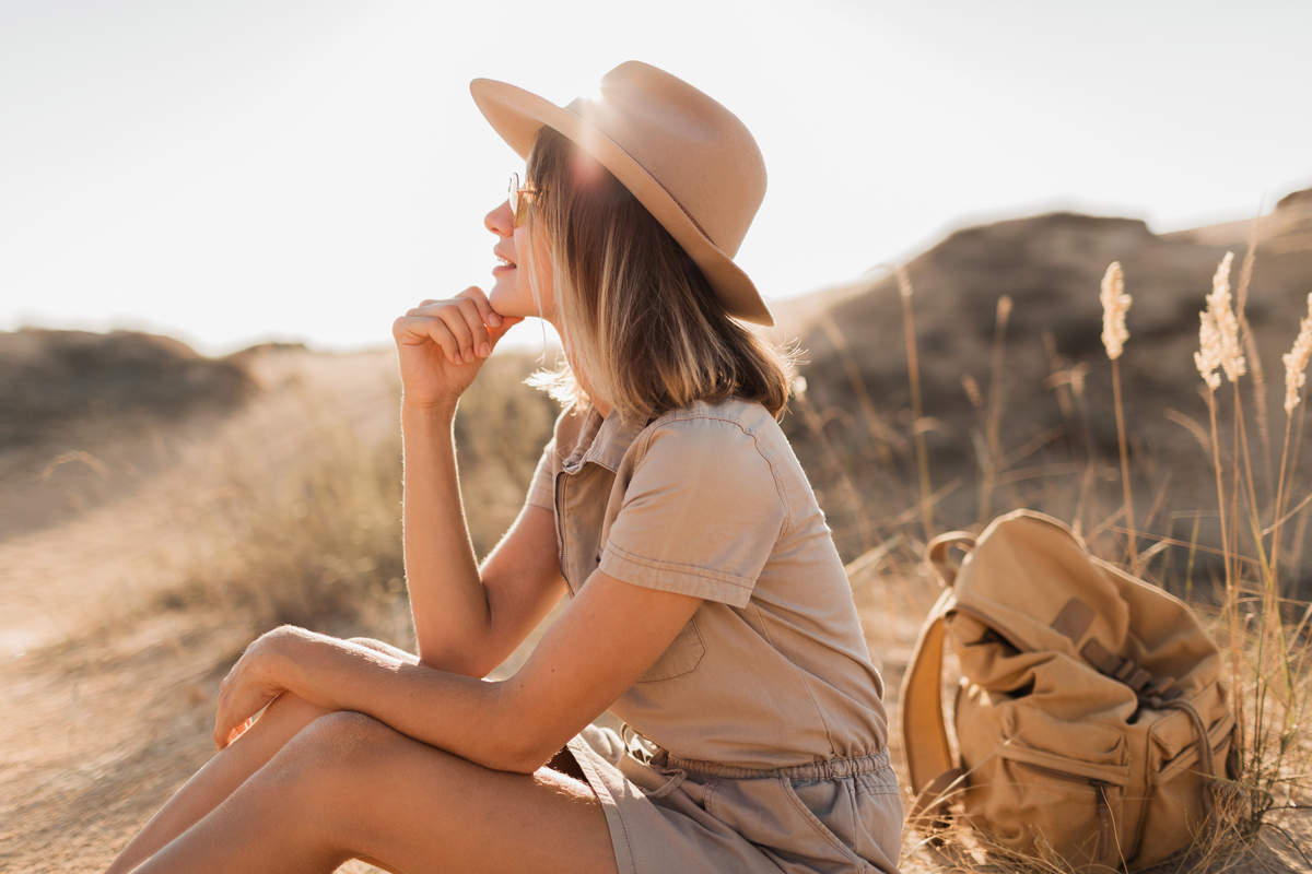 Ragazza con cappello estivo