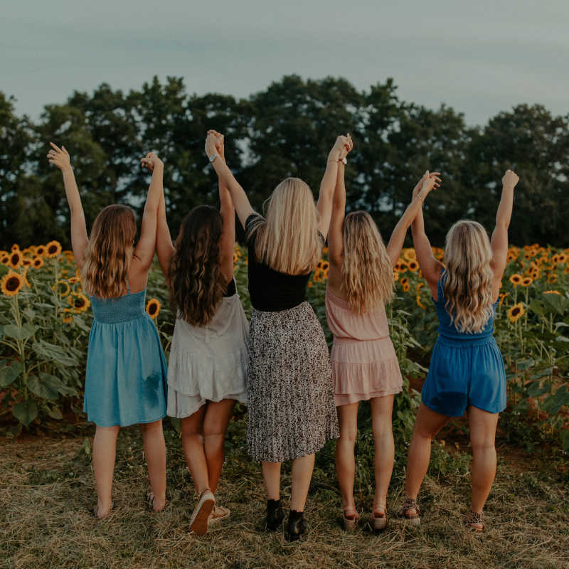 Ragazze con vestiti corti estivi