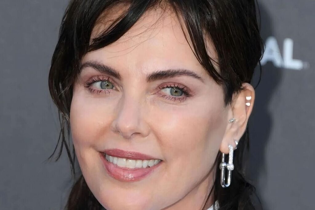 primo piano di Charlize Theron con nuovo taglio di capelli mullet moro