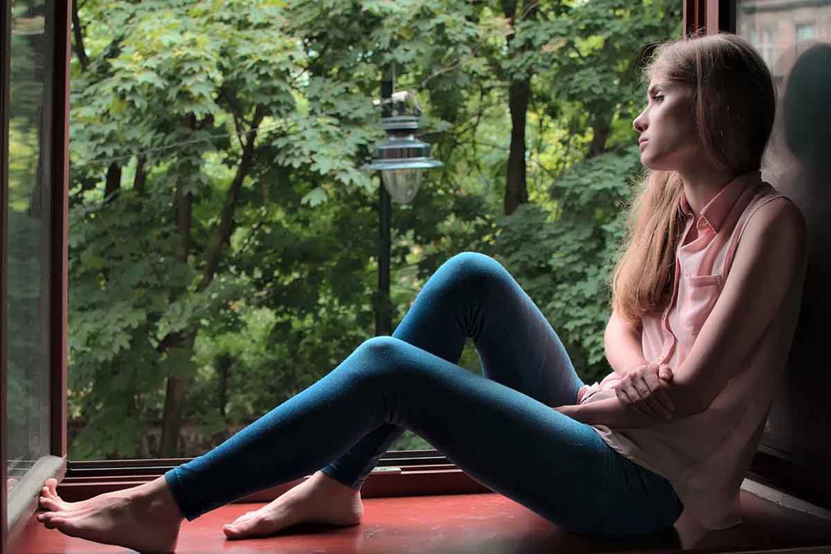 ragazza alla finestra