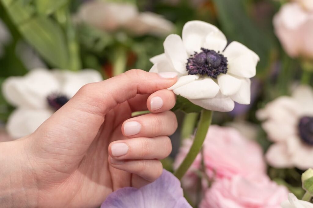 foto smalto FABY indossato su sfondo giardino fiorito