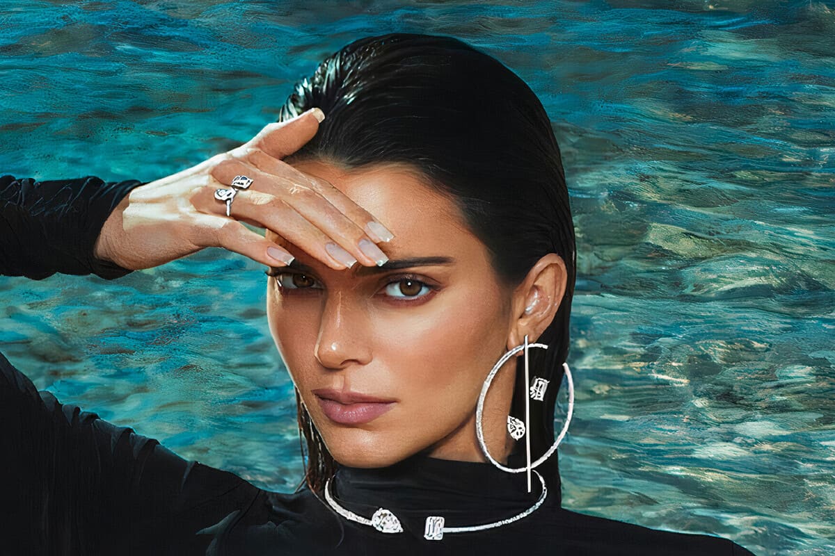 Kendall Jenner posa con sfondo mare