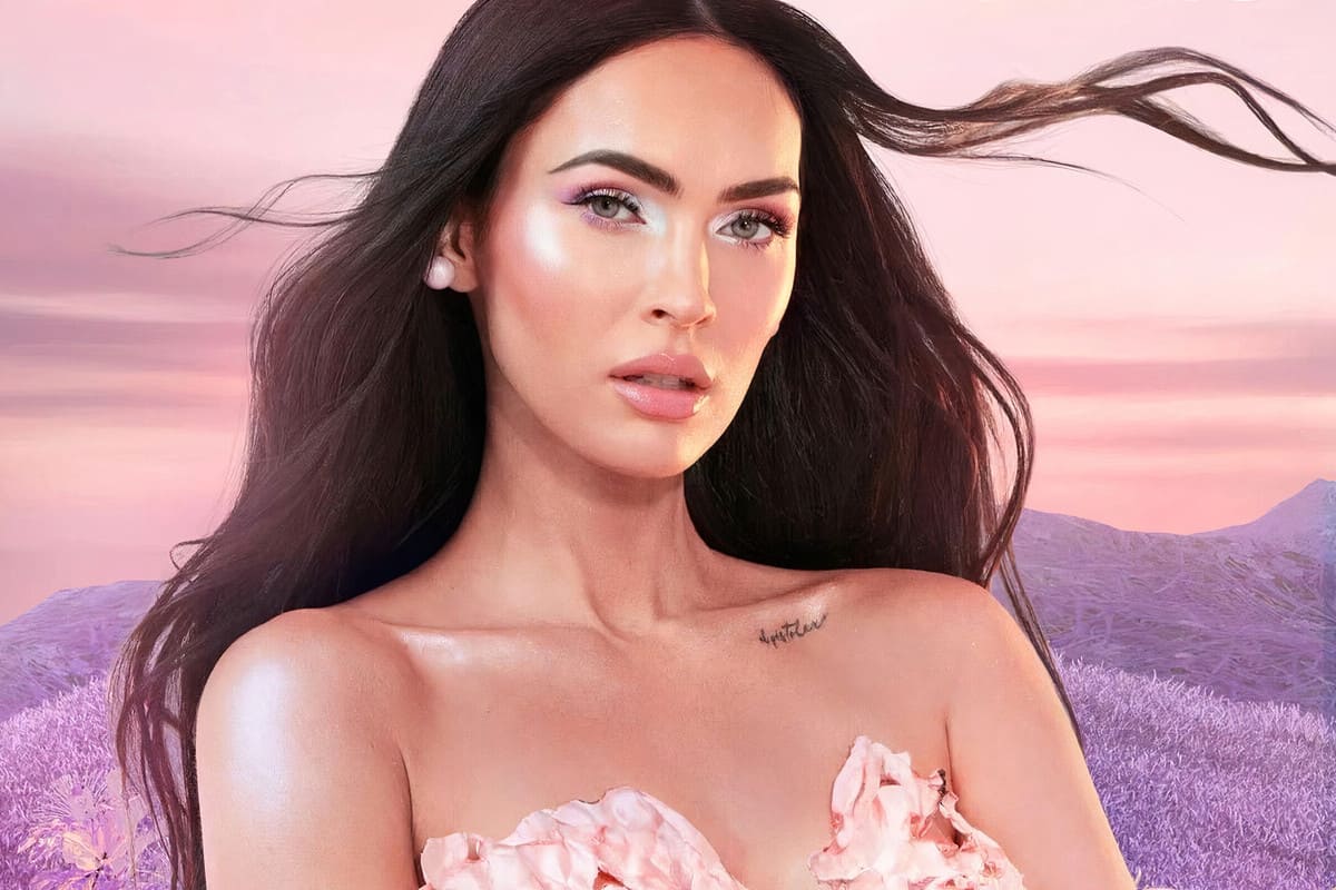 Megan Fox con pelle ultra luminosa, corpetto di fiori e sfondo albra