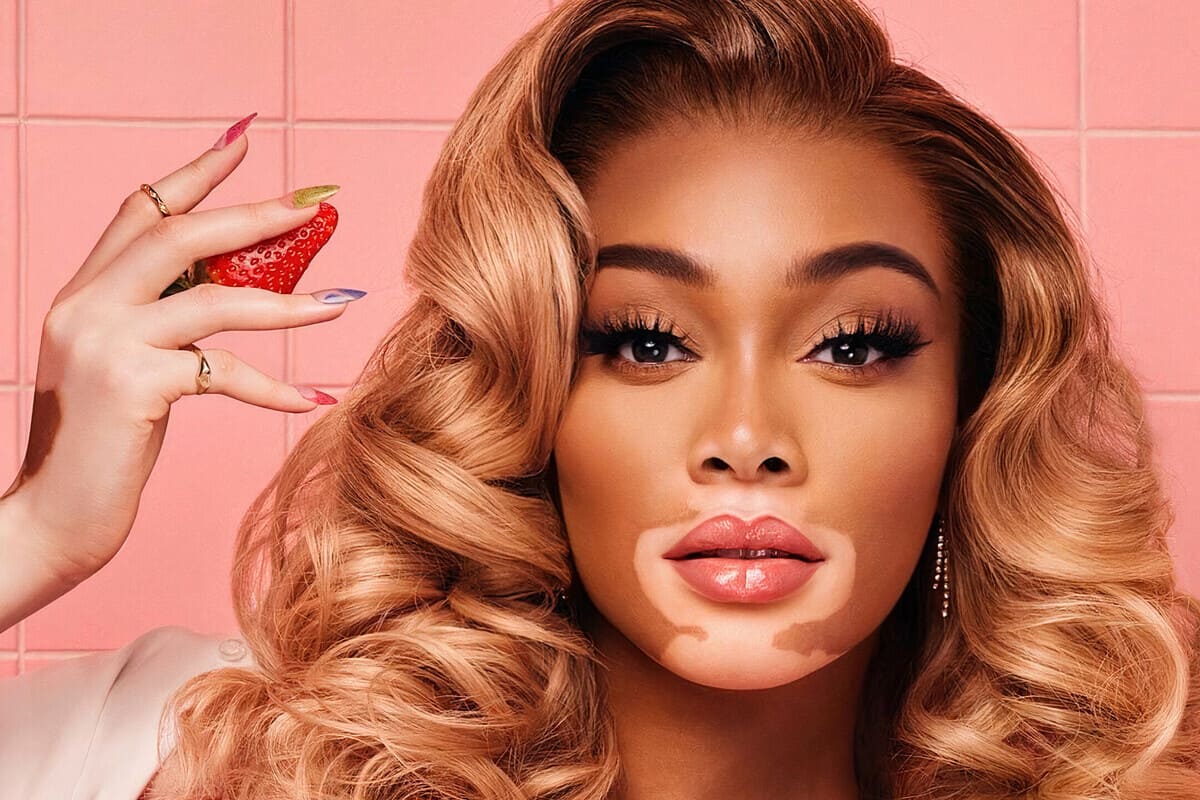 Winnie Harlow con piega anni '50 e gloss rosa