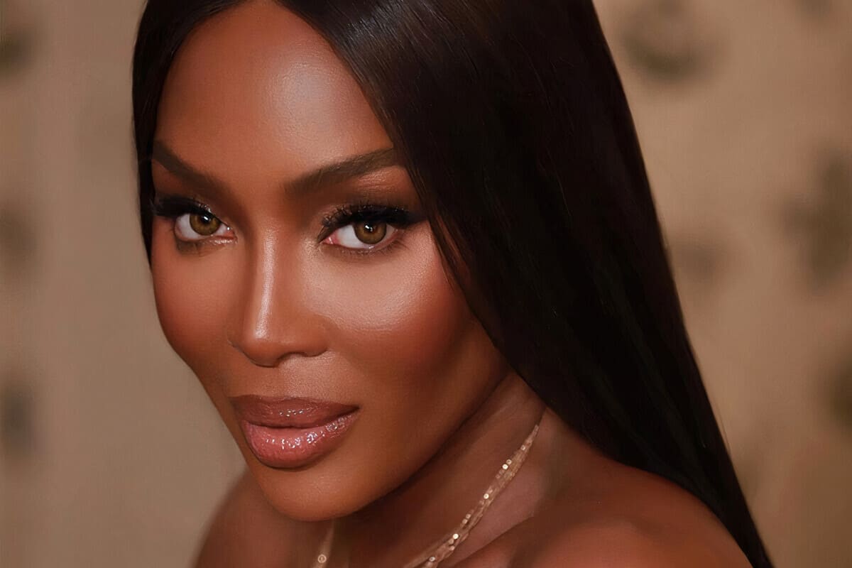 primo piano di Naomi Campbell con trucco intenso e gloss labbra