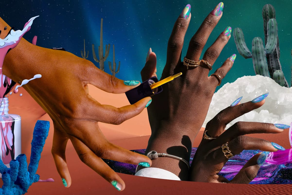mani in primo piano con smalto colorato in stile Nailscapes, su sfondo galassia