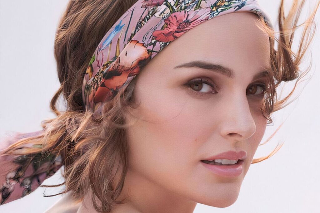 Natalie Portman primo piano con bandana colorata tra i capelli