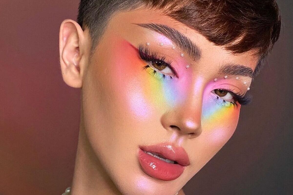 primo piano kennyccain con trucco arcobaleno sulla palpebra e contorno occhi