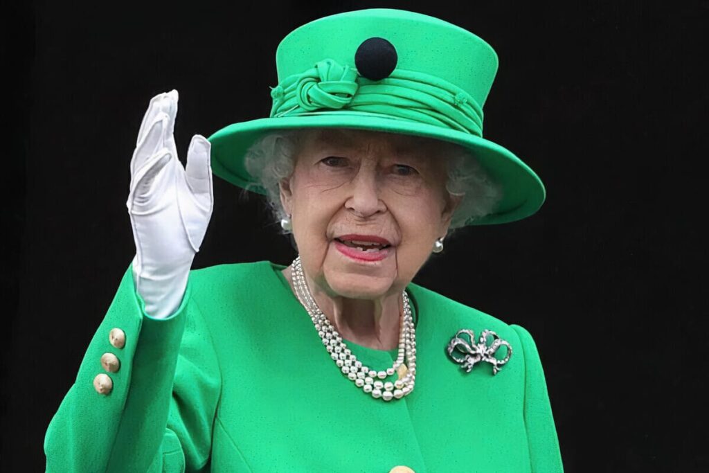 La Regina Elisabetta saluta il giorno del suo Giubileo di Platino in un completo verde brillante