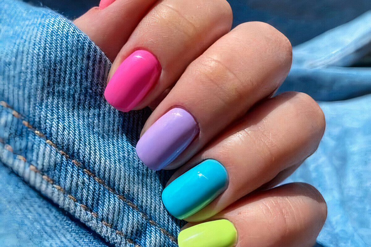 Skittles manicure: la tendenza unghie colorate per il 2023
