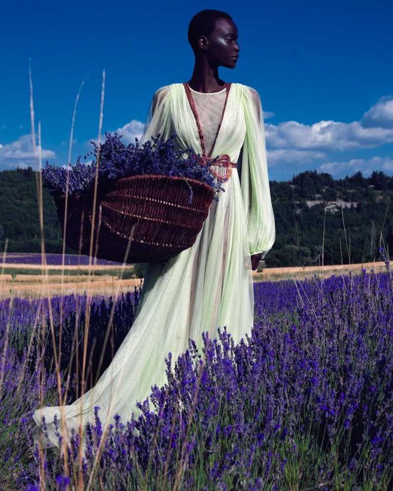 Modella con abito in campagna