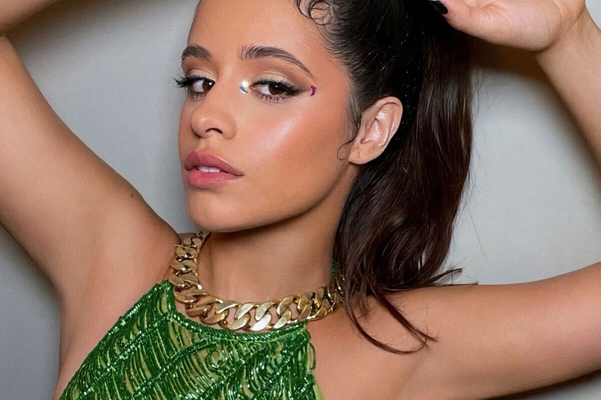 Camila Cabello con top verde