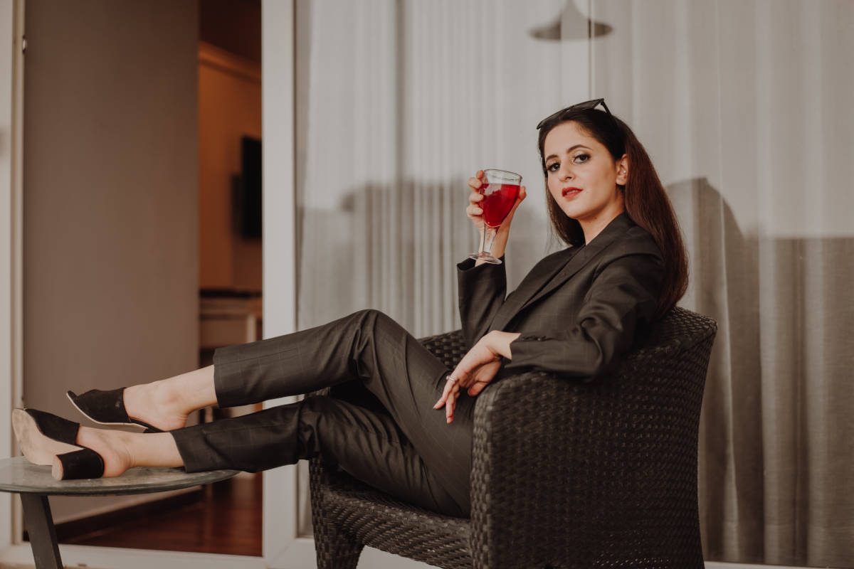 Ragazza con completo elegante marrone