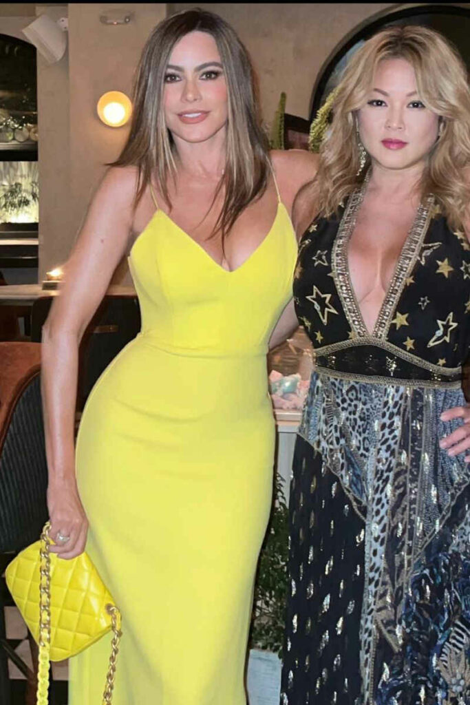 Sofia Vergara in abito giallo canarino aderente e borsa gialla