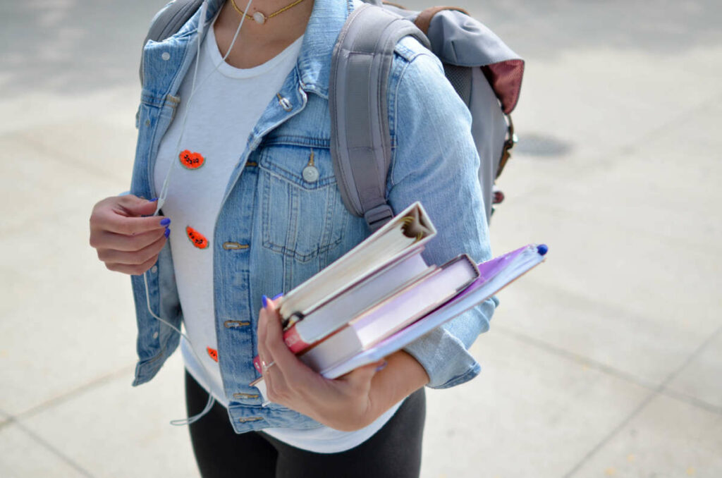 studentessa con libri