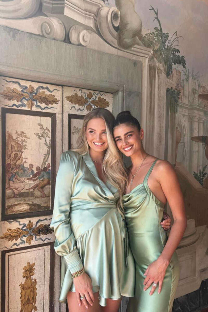 Taylor Hill e Romee Strijd in slip dress verde