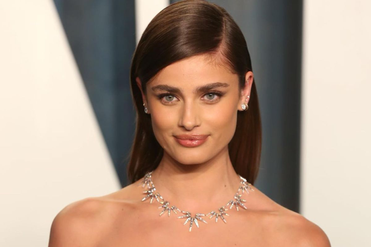 Taylor Hill con collana girocollo diamanti