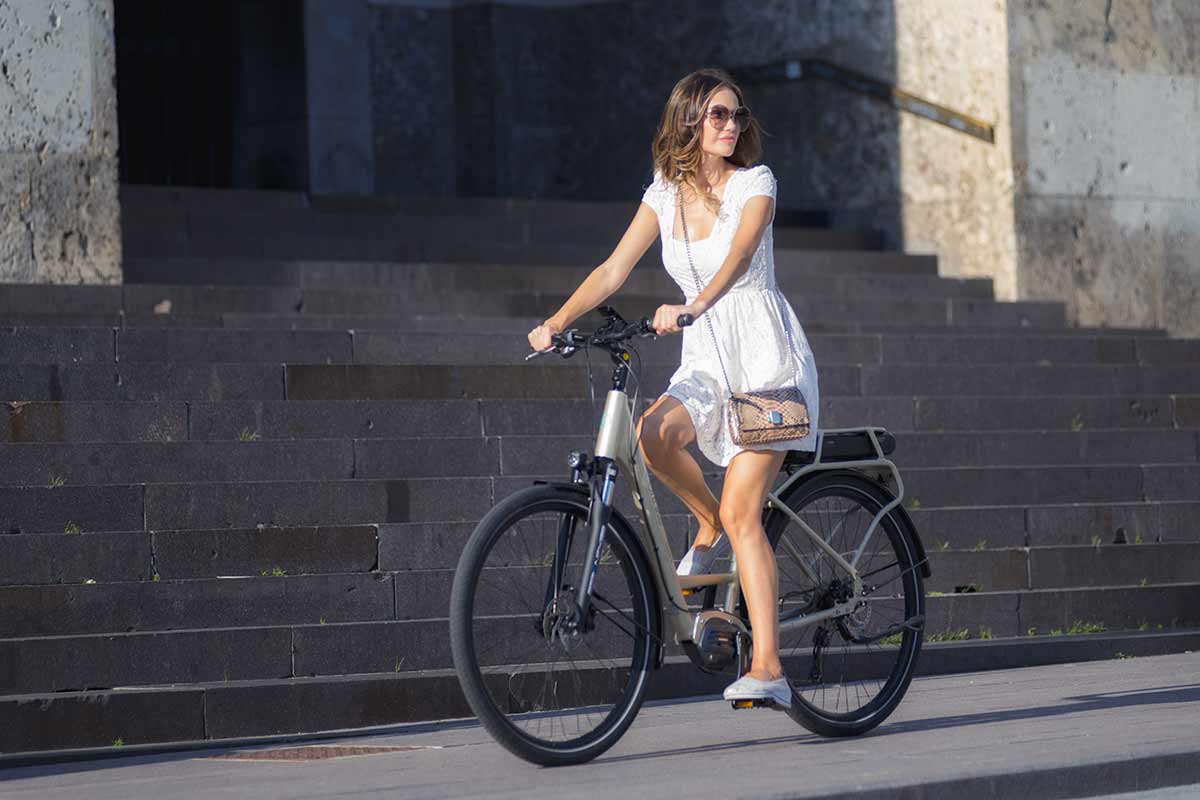 Donna che pedala su una bicicletta elettrica Brinke