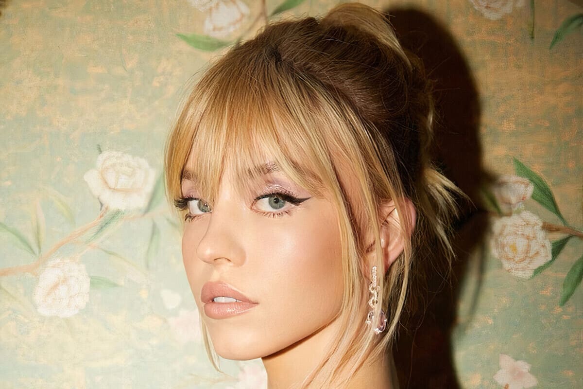 Sydney Sweeney con chignon alto e messy