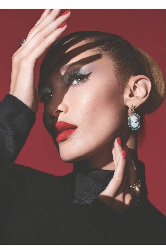 Bella Hadid con chignon basso e rossetto rosso