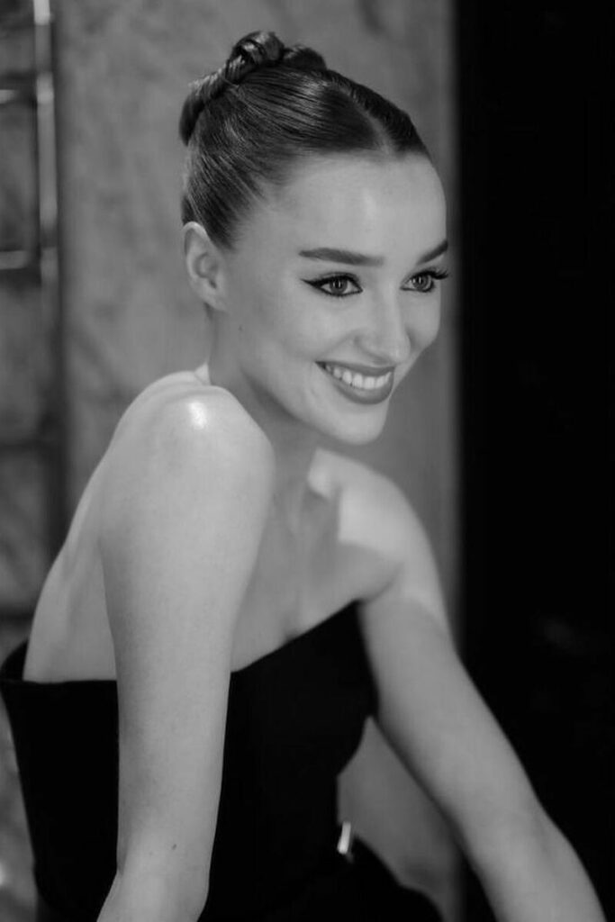 foto di Phoebe Dynevor in bianco e nero con chignon alto e laccato