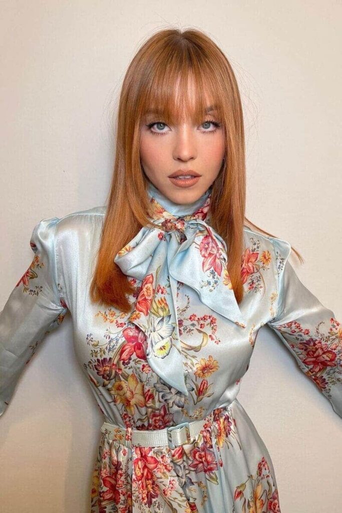 Sydney Sweeney con abito floreale con fiocco e make-up naturale