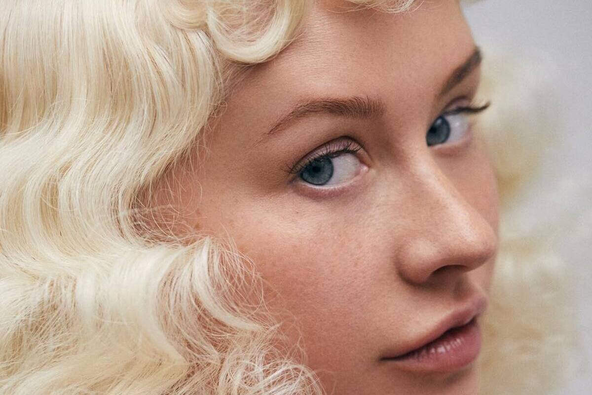 Scatto volto di Christina Aguilera con beauty look in stile coquette