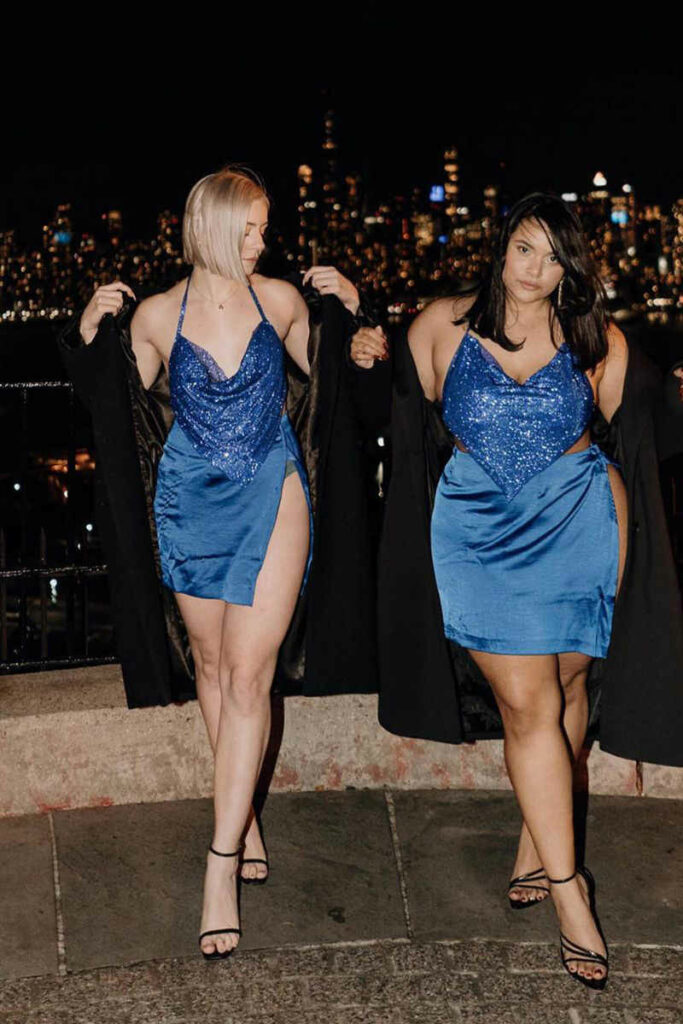 Maria Castellanos e Denise Mercedes minidress blu con spacco laterale